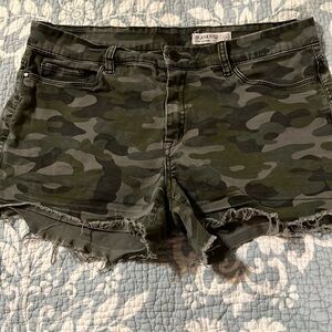 Blank NyC shorts size 31 Camo Little Queenie stretch Midrise raw hem